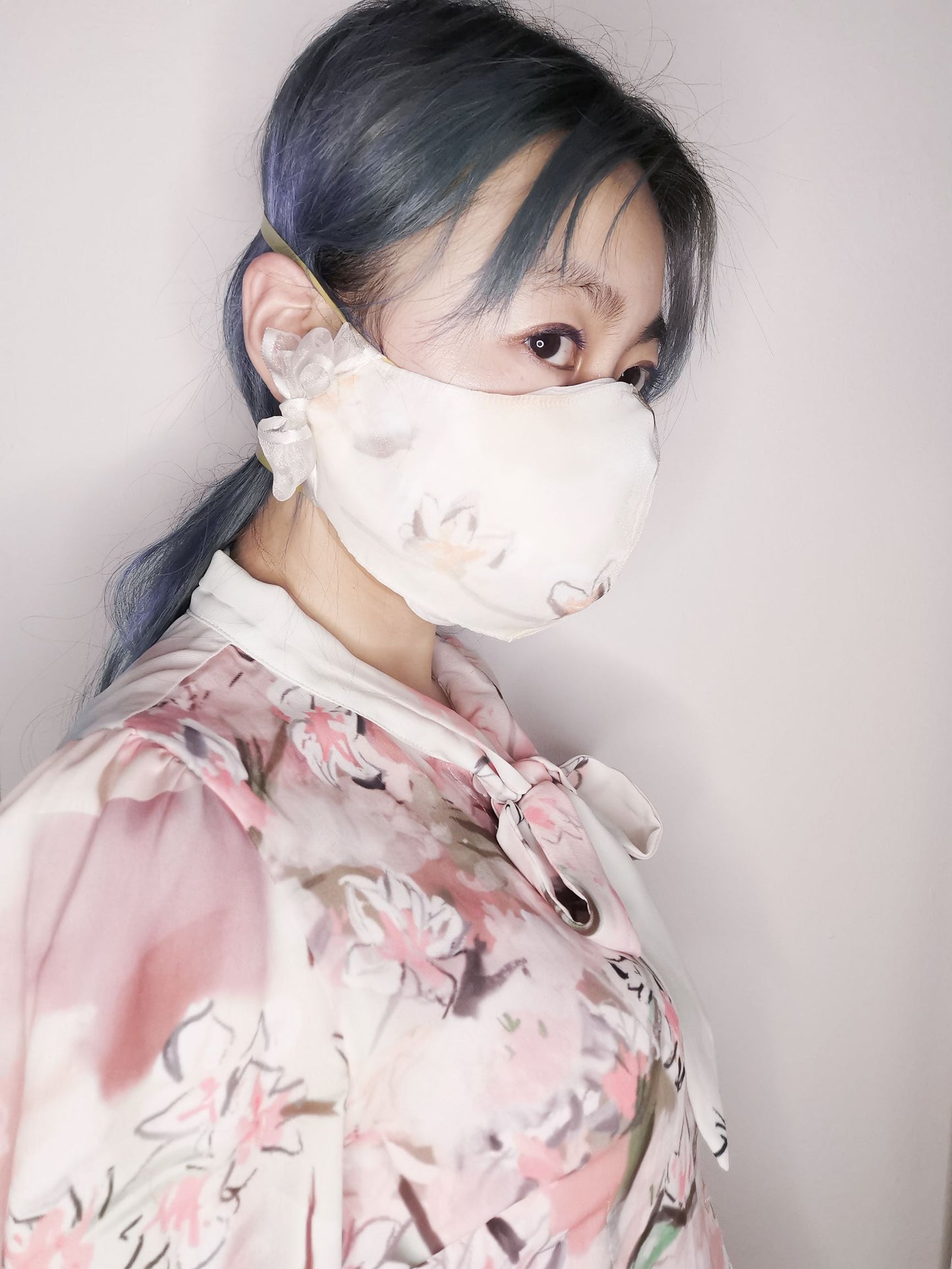 Harvard Spring bow mask cover
